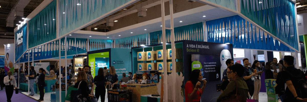 A foto mostra o stand do Currículo Be no maior evento de educação da América Latina, para criar expectativas para nossa participação no evento Bett Brasil 2024.
