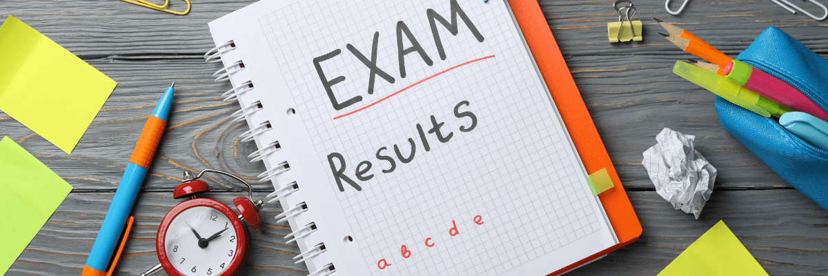 A imagem mostra um caderno escrito com o texto "resultados das provas" em inglês, indicando que se trata de um banco de dados com o resultado das avaliações dos estudantes, feitas de maneira a repensar a modalidade avaliativa e ofertar novos tipos de avaliação.
