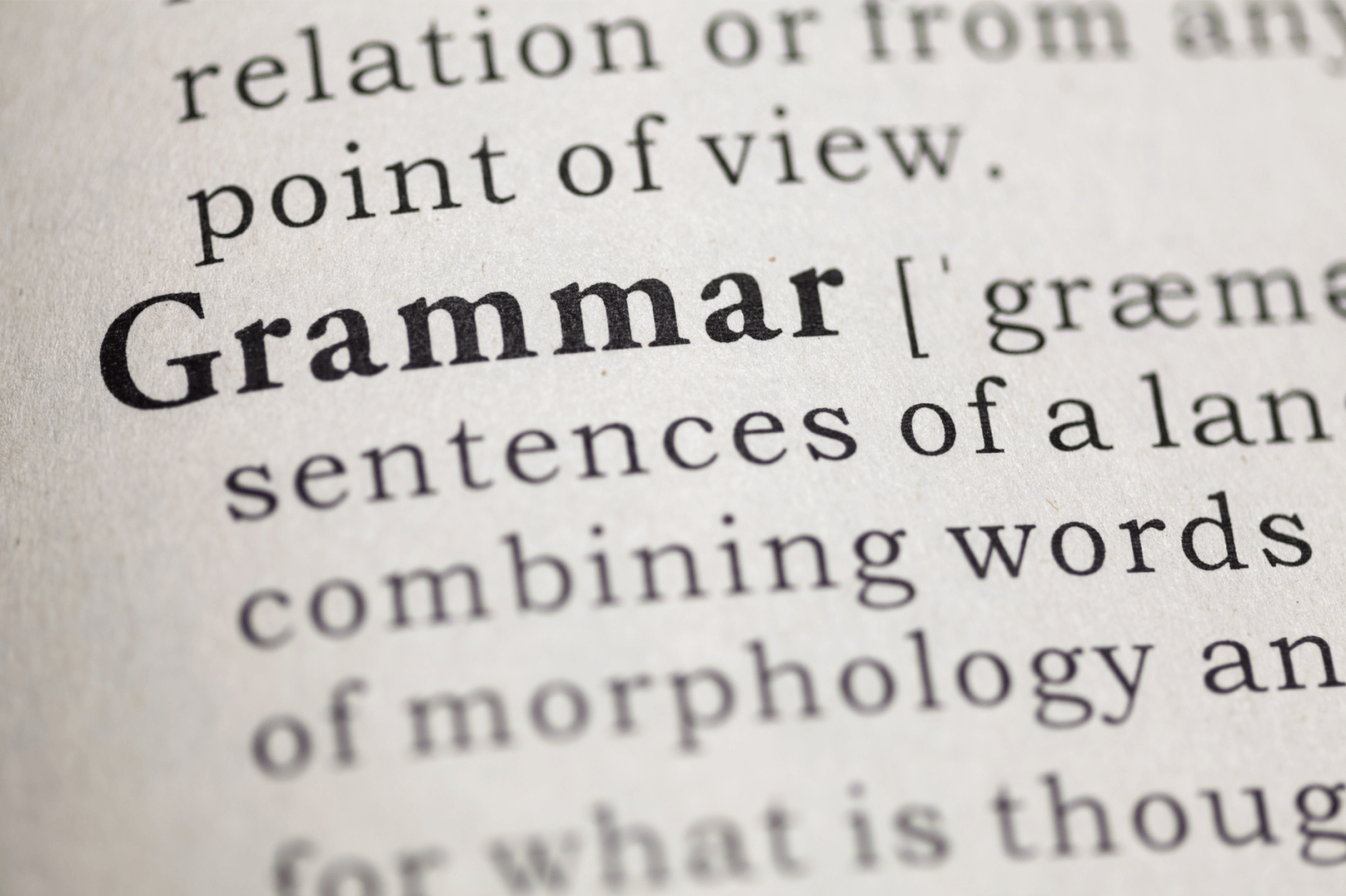 Da interferência à competência: a influência da gramática no bilinguismo