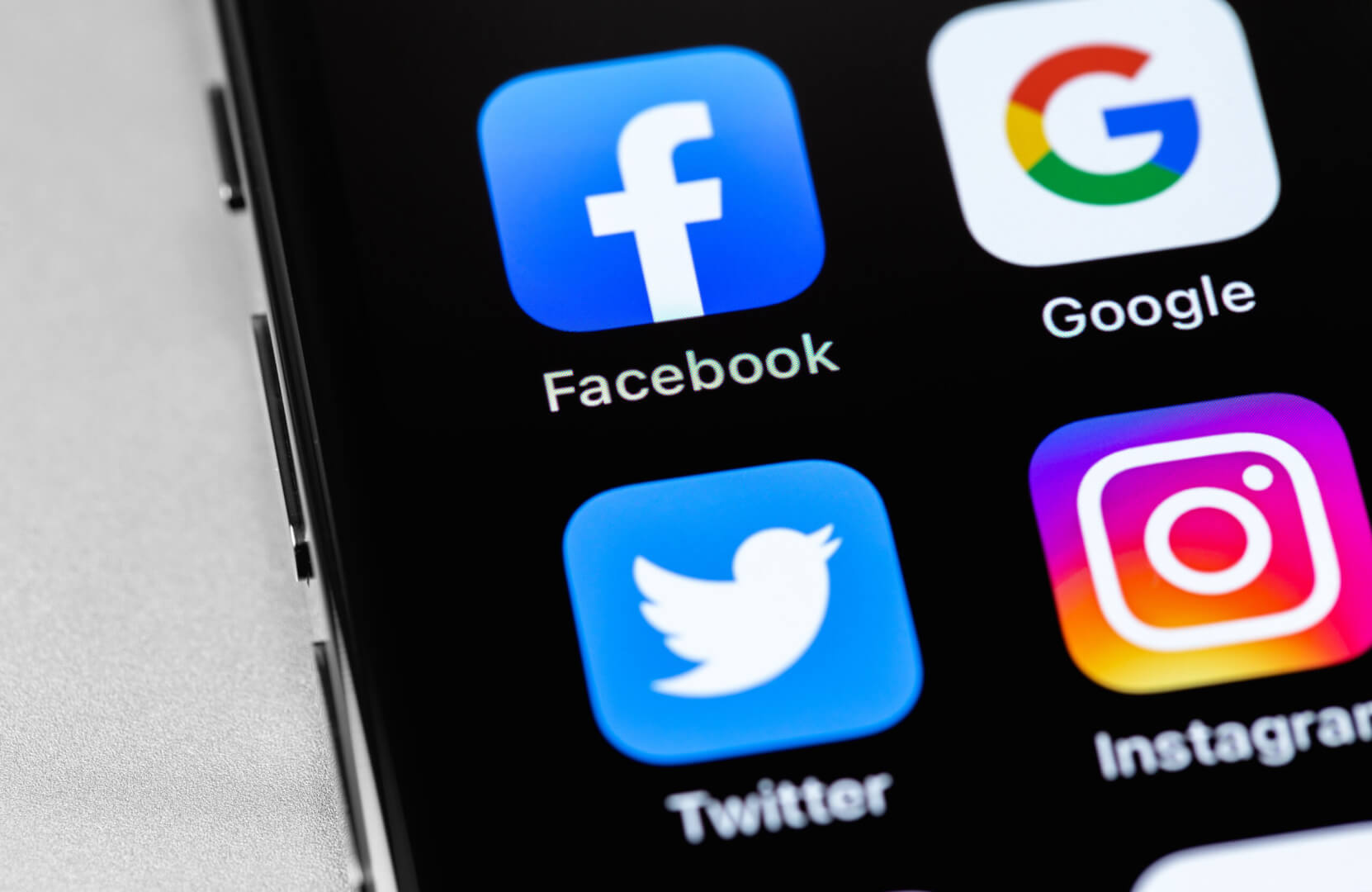 Como uma estratégia de redes sociais em campanha de matrículas